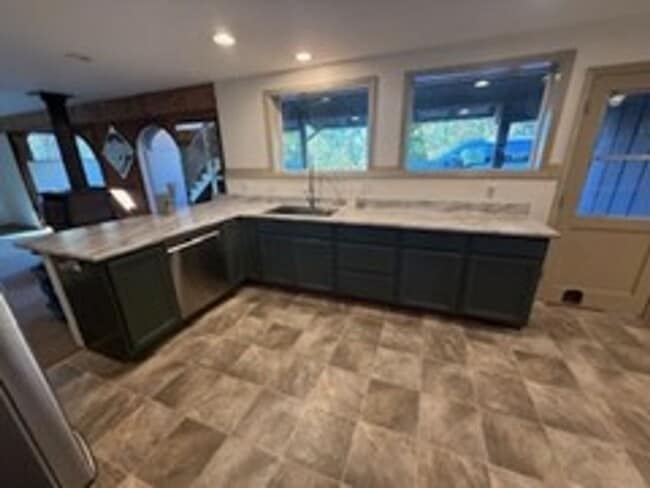 Building Photo - 3BED2BATH - NEWLY REMODELED WITH LARGE SHO...