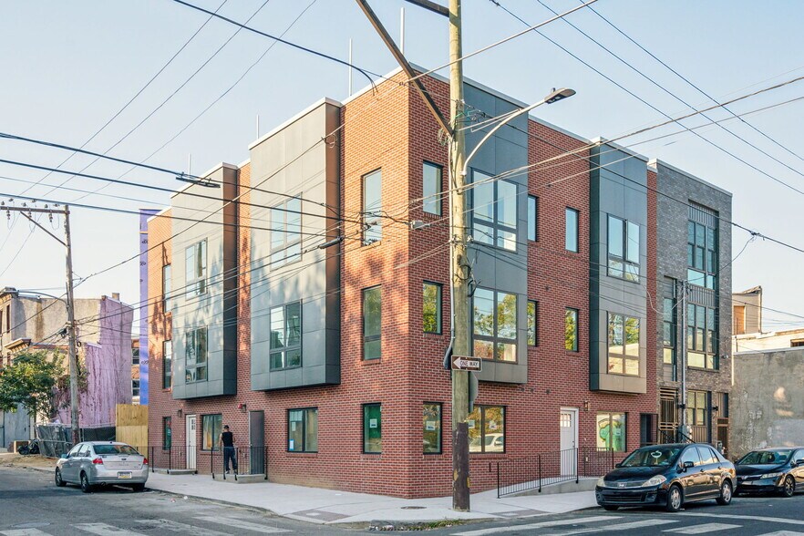 Building Photo - 2400 W Montgomery Ave