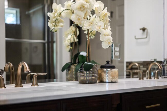 Building Photo - 5605 Creek Meadows Cove