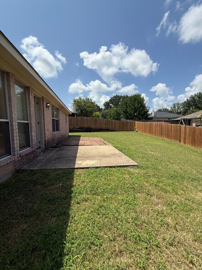 Building Photo - COMMUTER FRIENDLY / ESTABLISHED NEIGHBORHOOD