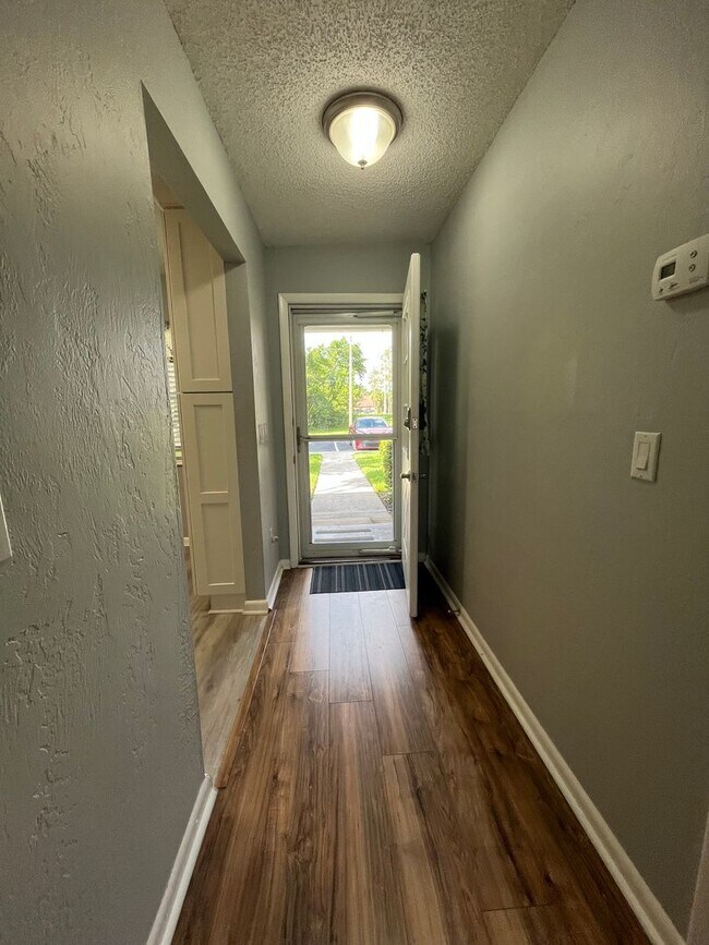 Building Photo - Kings Colony 2 / 2 bath with Florida room!