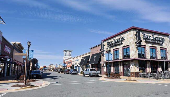 Building Photo - Move-in ready Townhome in Wenworth Green C...