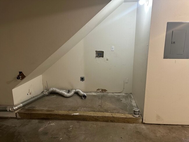 Building Photo - Freshly updated 3 bedroom 2 bathroom duple...
