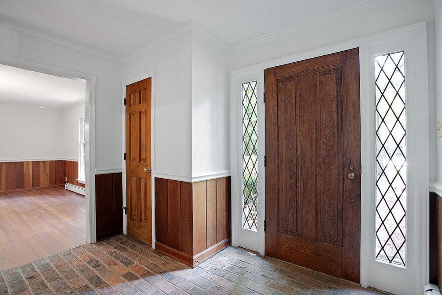 Front Door, Entry Area and Coat Closet - 2152 Lakeshore Ct