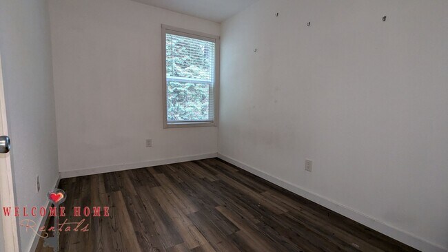 Building Photo - 4 bedroom home with air conditioning - Great location!!!  HUGE basement for your man cave or she ...