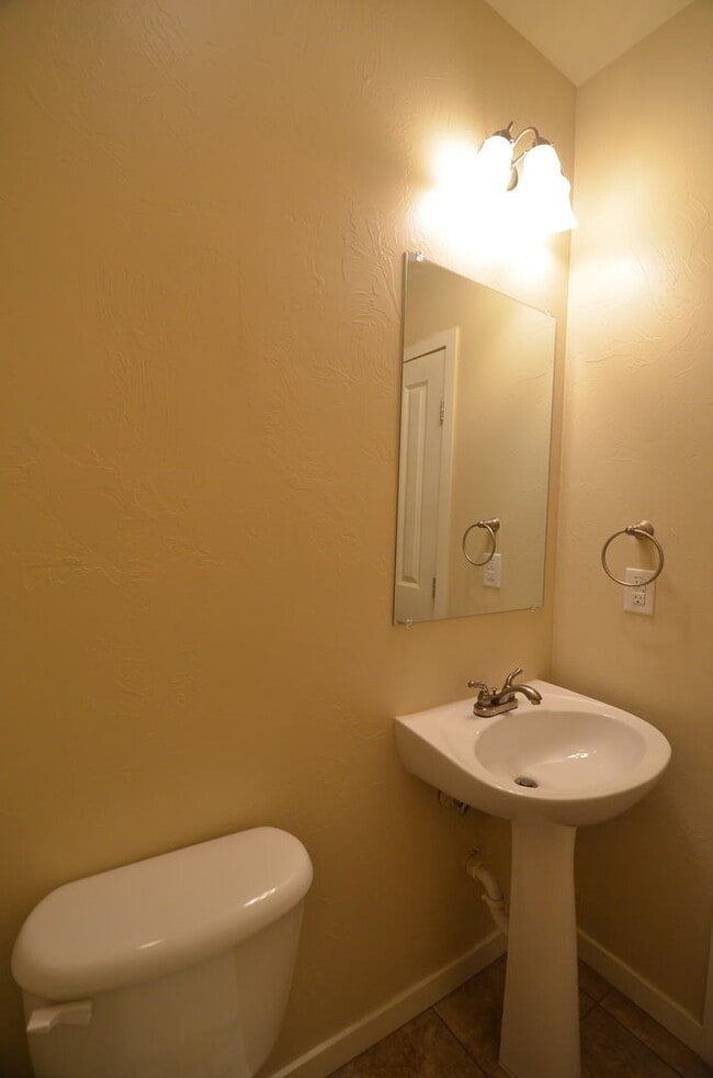 Building Photo - Hardwood floors, Master Suite, Great Storage!