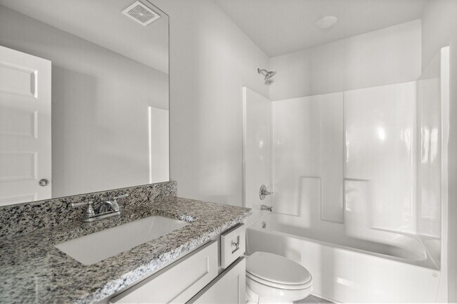 Building Photo - 4 bed / 2.5 bath in Gainesville! Retreat a...