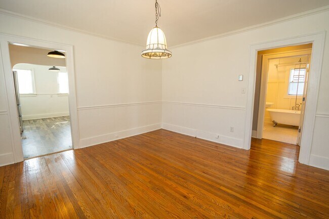 Building Photo - Updated 2 Bed, 1.5 Bath in Tulsa!