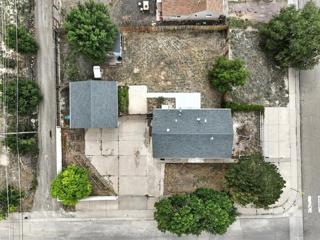Building Photo - 2402 W 17th St