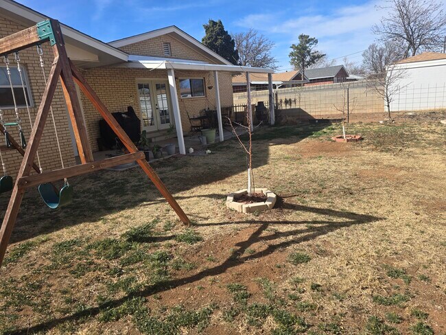 Building Photo - 1004 W Yucca Ave