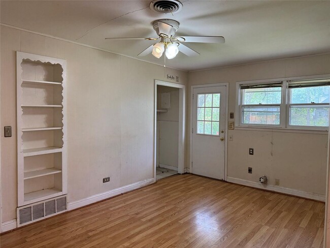 Building Photo - House for Lease in Denison