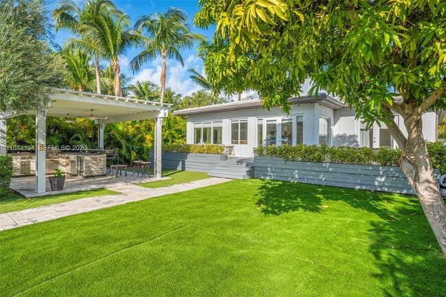 Building Photo - 950 S Shore Dr