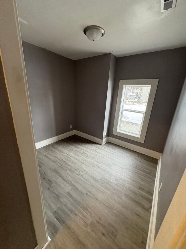 Building Photo - Recently update 2 bed 1 bath home