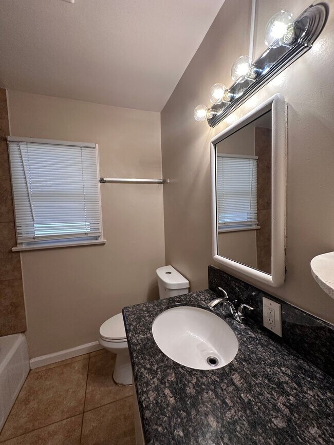 Building Photo - 2114 Brundage Ln