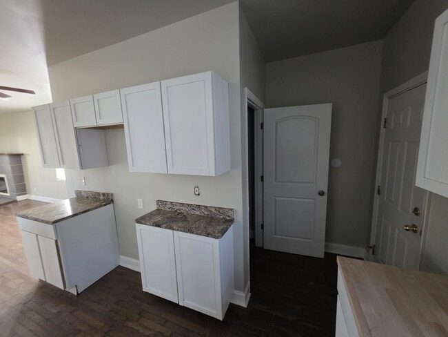 Building Photo - 3009 Hurlbut St