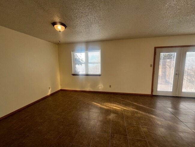 Building Photo - Townhouse with Garage!