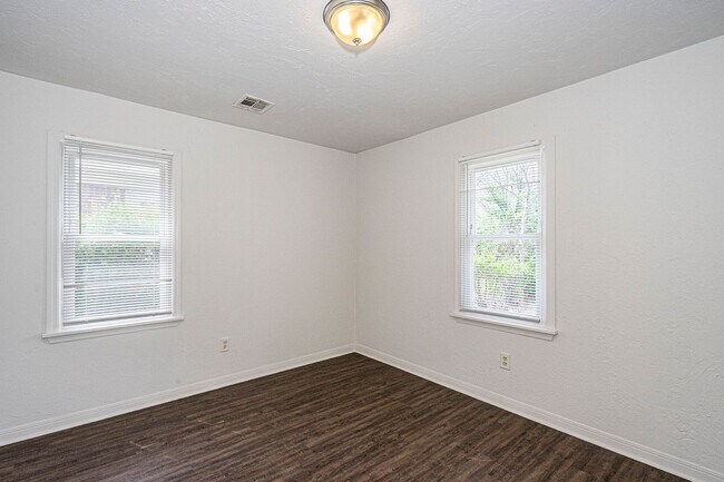 Building Photo - Updated 3 Bed - 1 Bath in Bethany!