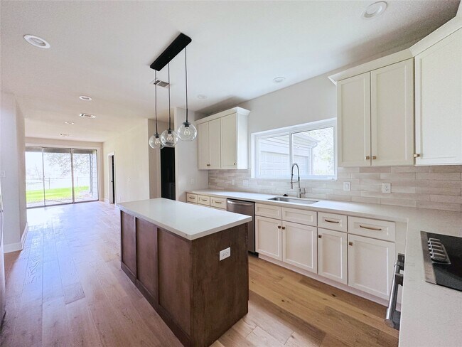 Building Photo - 3202 La Quinta Dr