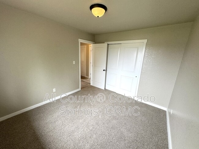 Building Photo - 1480 Hiawatha Dr