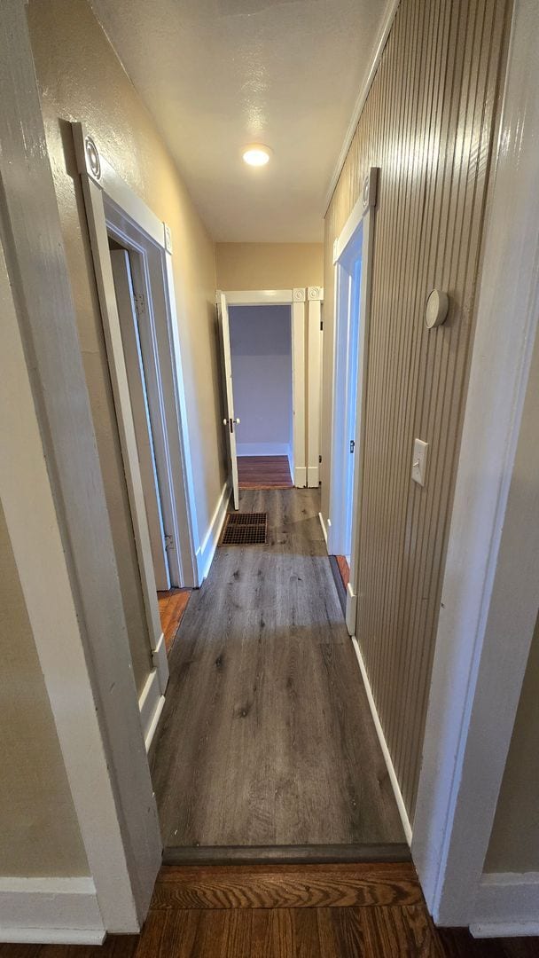 Building Photo - PET FRIENDLY 3 BEDROOM, 2 BATHROOM, DOWNTOWN LOCATION!