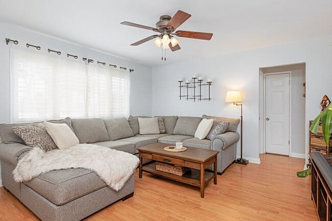 Building Photo - 3 bed 1.5 baths + 2 car garage with a larg...