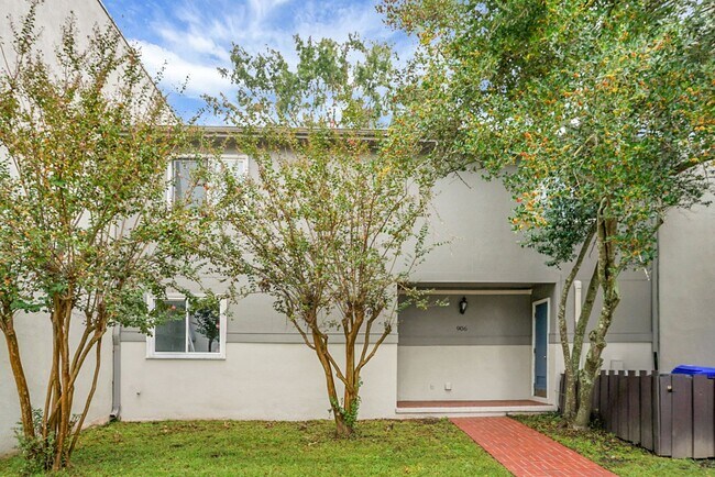 Building Photo - Spacious, Newly Renovated Villa Overlookin...