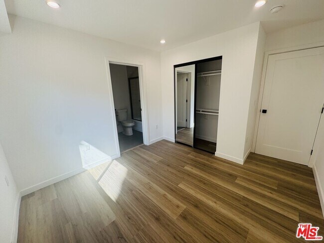 Building Photo - 231 W 85th St