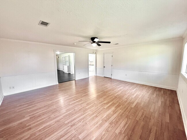 Building Photo - 325 Marilyn Dr