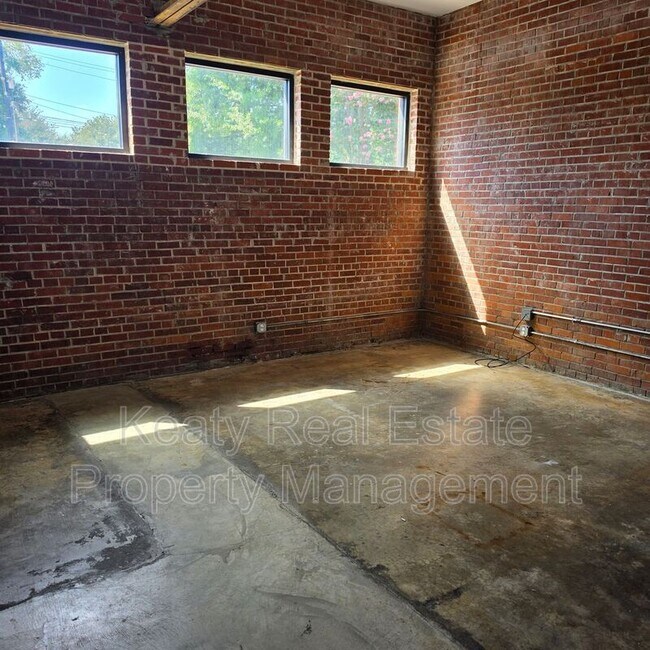 Building Photo - 136 E Cypress St