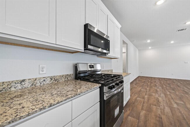 Building Photo - 3030 Lake Crest Dr