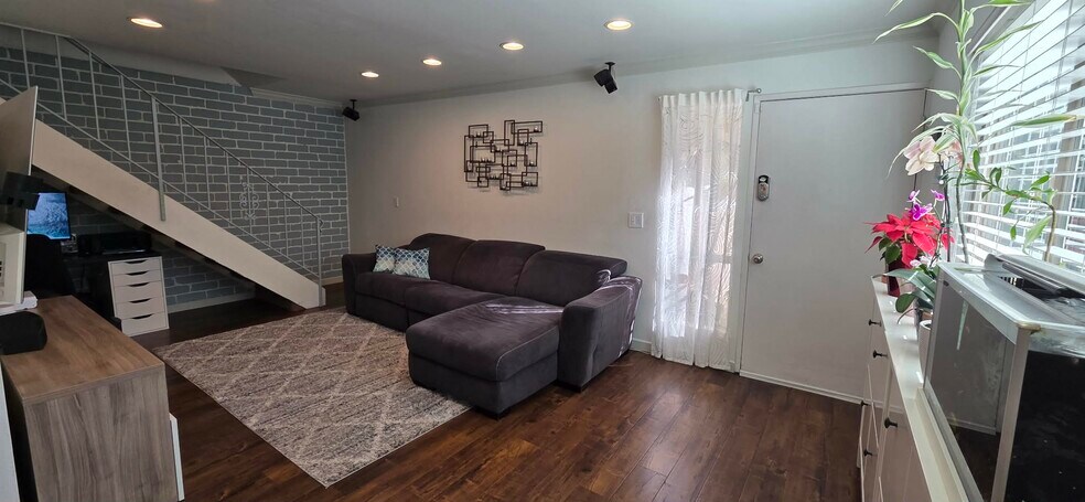 Building Photo - 6017 Via Breve