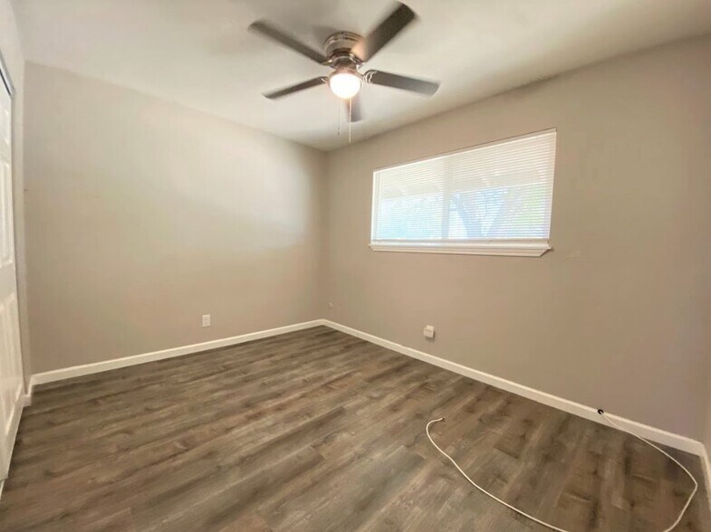 Building Photo - 809 E Bellevue Rd