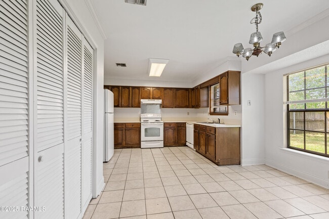 Building Photo - 116 Longfellow Dr