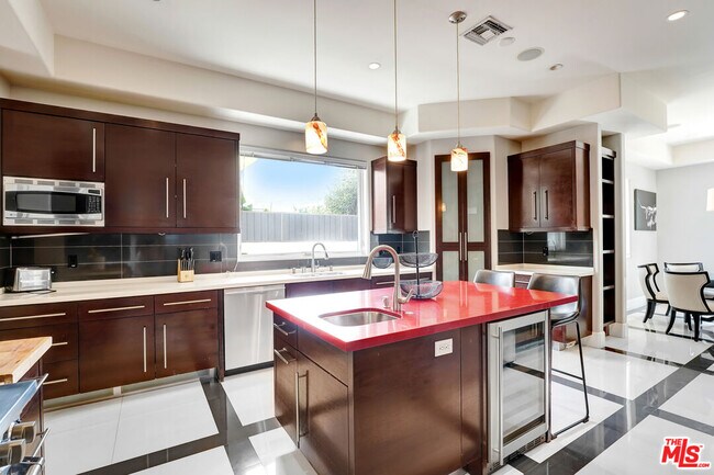Building Photo - 841 N Crescent Heights Blvd