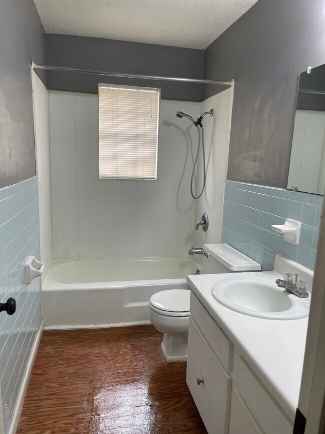 Building Photo - "Charming 2 Bed, 1.5 Bath Apartment in Jon...