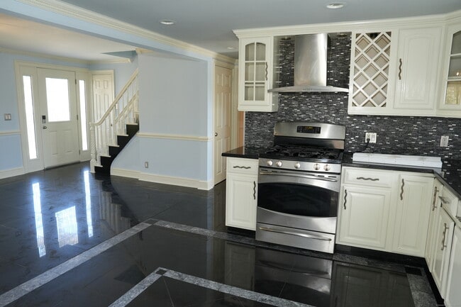 Building Photo - 5 Nash Pl