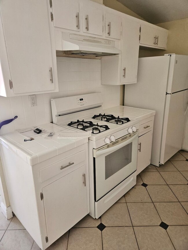 Building Photo - Large 3 Bedroom 2 Bath House