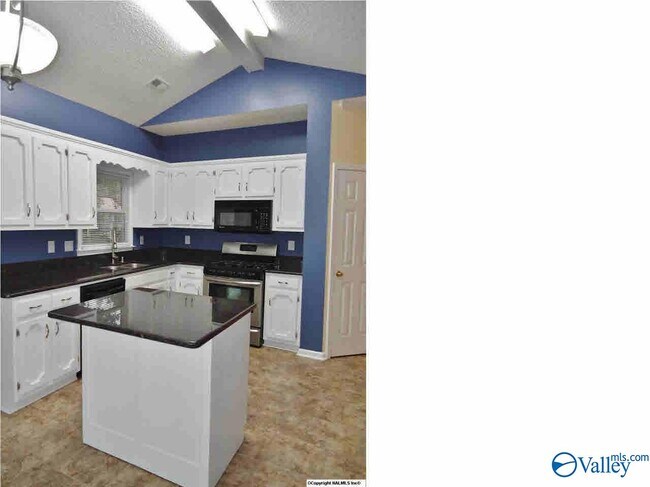 Building Photo - 722 Highland Dr