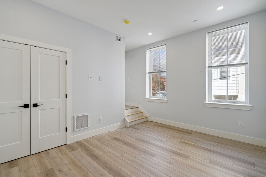 Building Photo - 3439 Lancaster Ave