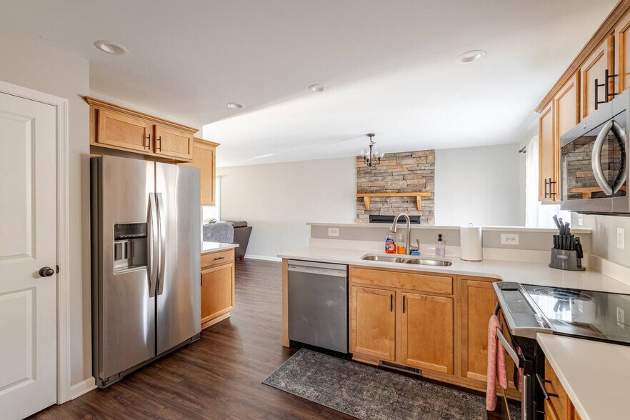 Building Photo - 301 Rollason Dr