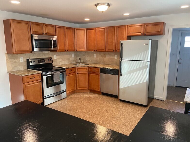 Kitchen: Dishwasher, Stove, Microwave, Fridge - 114 Morgan Ave