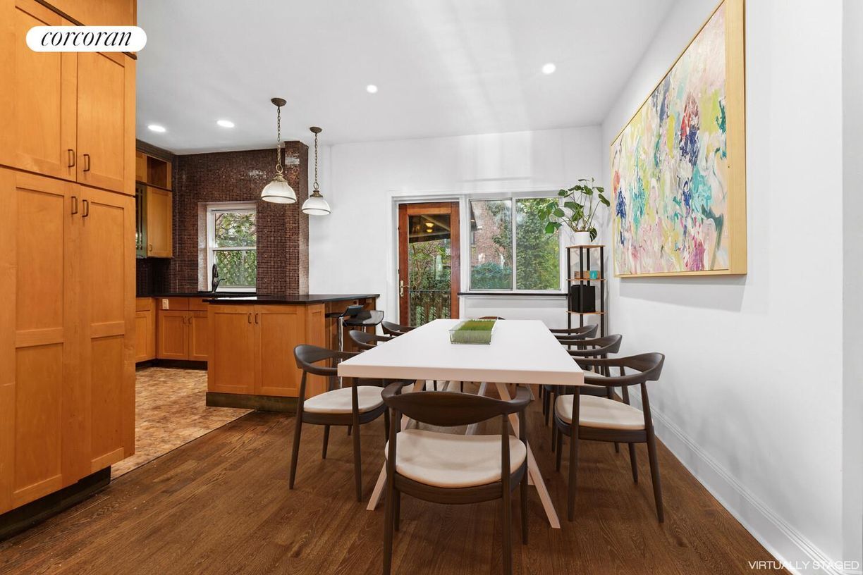 Building Photo - 326 W 19th St