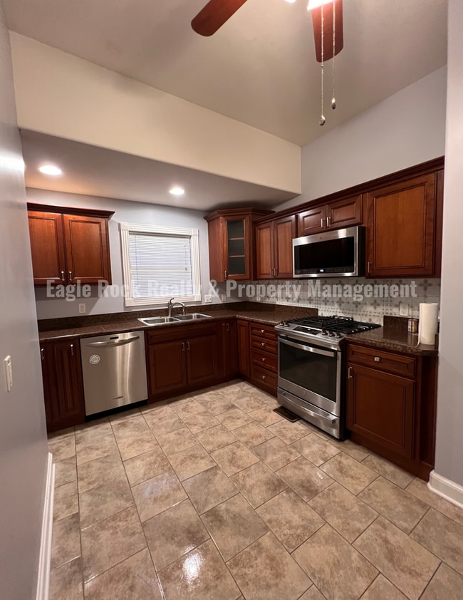 Building Photo - Historical Owen Park House for Rent (4beds/3baths)