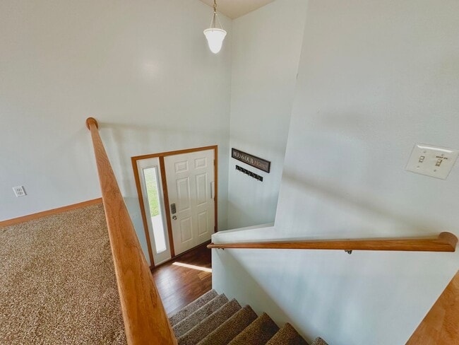 Building Photo - 3 Bed, 2 Bath Twinhome!