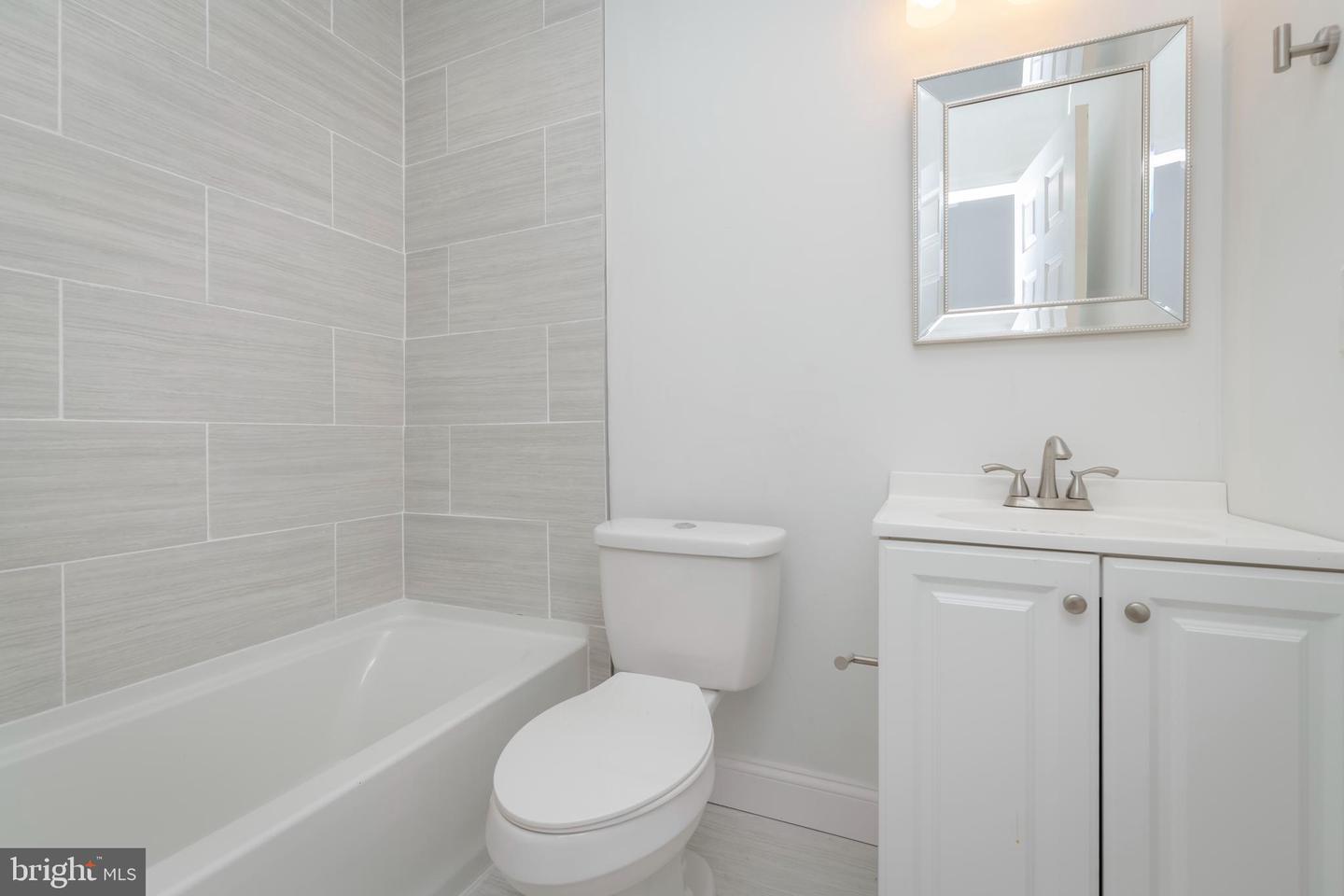 Upstairs Bath - 2211 W Saratoga St