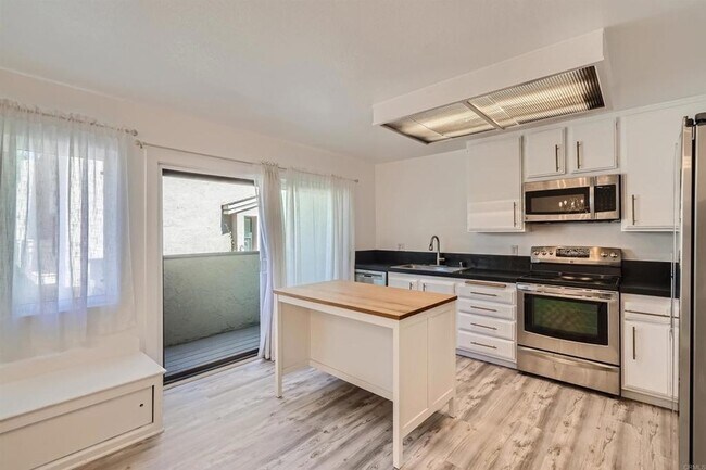 Building Photo - 3253 Caminito Eastbluff