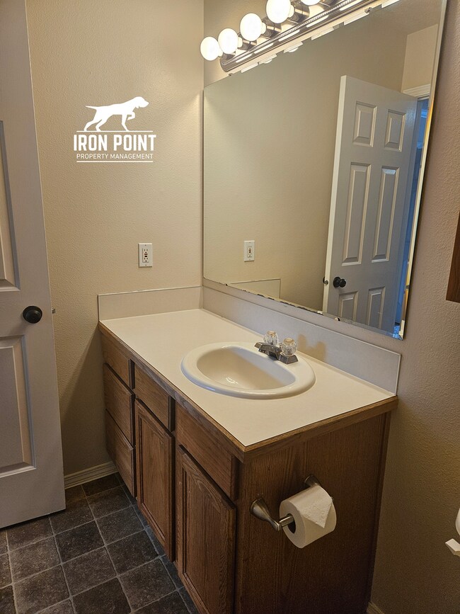 Building Photo - Candlestick Park Sub-3bed/2bath w/2 car ga...