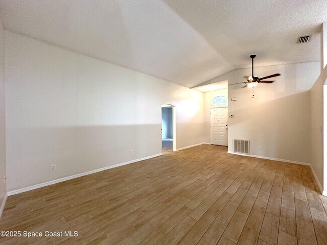 Building Photo - 670 Benton Dr