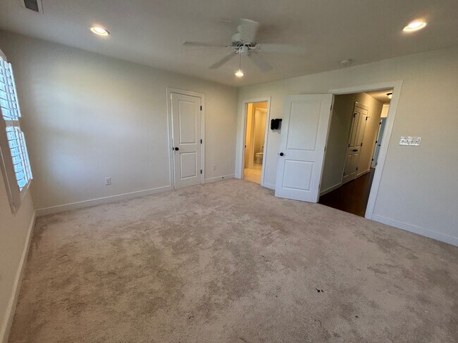 Building Photo - 4816 Village Walk