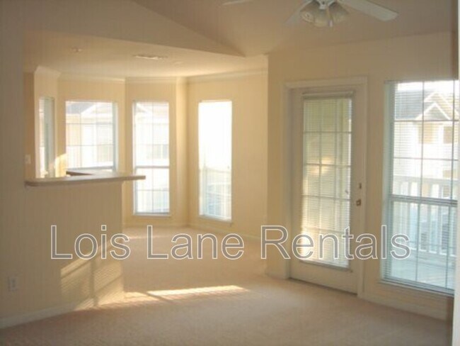 Building Photo - 700 Daniel Ellis Dr